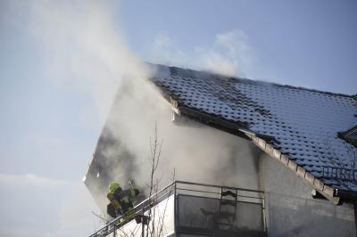 Kernen-Stetten: Dachstuhlbrand in Mehrfamilienhaus